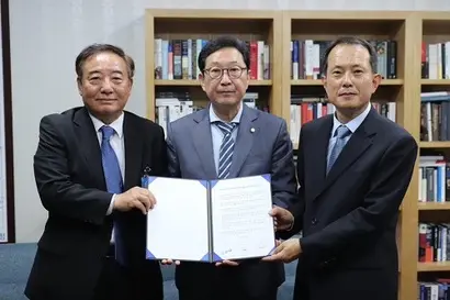김한정(가운데) 의원실에서 열린 이번 합의에는 빙그레 전창원 대표이사(오른쪽)와 빙그레 물류 계열사 제때 김광수 대표이사가 참석했다. 사진=김한정 의원실