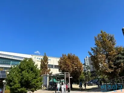해당 부지는 아파트와 도로를 끼고 맞닿아 있고 인근에는 체육문화시설이 위치한다. 사진=강은경 기자