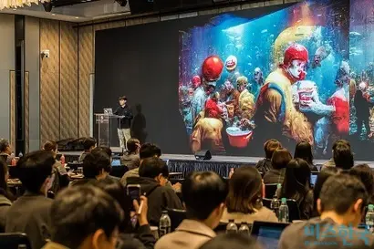 제프 한 엘라스틱 디자인 디렉터는 맥도날드, 디즈니랜드, 나이키 등을 소재로 미드저니로 제작한 초기 작품들을 소개했다. 사진=최준필 기자