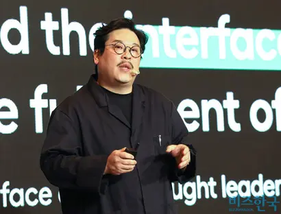 브랜드비즈 컨퍼런스 2023에서 김재엽 네이버 서치 이그제큐티브 디렉터가 ‘생성형 AI 검색과 인터페이스의 미래’를 주제로 발표하고 있다. 사진=임준선 기자