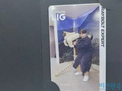 보병용 중거리유도무기인 현궁 시뮬레이터를 ​기자가 직접 ​사용해봤다. LIG넥스원은 관람객들의 체험 모습을 포토카드로 만들어 제공한다. 사진=전현건 기자​