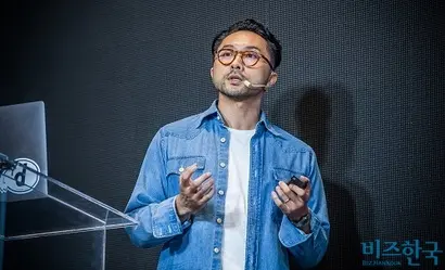 ‘브랜드비즈 컨퍼런스 2023’ 마지막 연사로 등장한 송호성 무신사 프로덕트 디자인 그룹리더가 ‘라이프스타일 기업에서 기술과 디자인의 적정 조합’이라는 주제로 강연하고 있다. 사진=최준필 기자