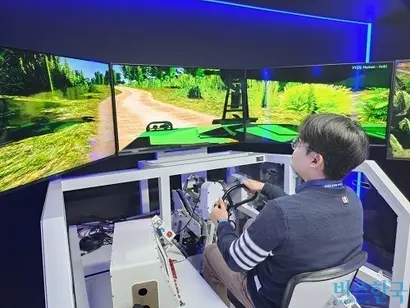 한화에어로스페이스는 K9 자주포의 시뮬레이터를 최초 공개했다. 기자가 직접 사용해봤다. 사진=전현건 기자