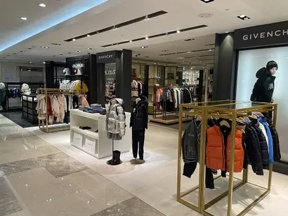 롯데백화점 본점의 아동복 코너. 몽클레르, 지방시, 펜디, 버버리 등의 명품 브랜드 키즈 매장이 입점해있다. 사진=박해나 기자