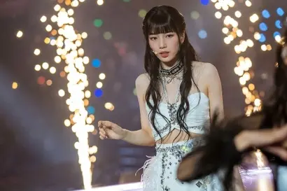 최정상의 인기를 달리던 드림스윗 멤버 이두나는 어느 날 노래가 나오지 않다고 토로하며 무대에서 쓰러진 이후 잠적한다. 사진=넷플릭스 제공