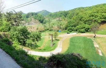 김기유 전 티시스 대표는 휘슬링락CC 클라우드코스 2번홀과 맞닿은 농지(사진)를 법인 대신 사들여 차명 관리해왔으며, 지목 변경 후에야 법인에 팔았다. 사진=네이버지도 로드뷰 캡처