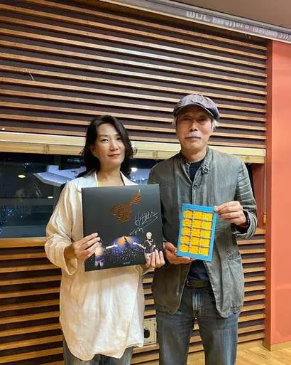 “여러분, 꿈은 이루어집니다.” 배철수를 사모한 이경란 작가가 ‘배철수의 음악캠프’에 출연한 뒤 송골매 재결합 콘서트 앨범과 책을 주고받았다. 두 사람의 케미는 스페인 축구대표팀의 ‘티키타카’처럼 수려했다. 사진=작가 제공