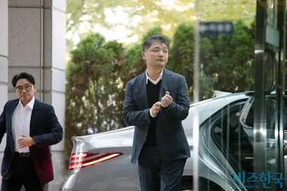 지난 10월 23일 금감원 조사를 받기 위해 출석하는 김범수 카카오 미래이니셔티브센터장. 사진=이종현 기자