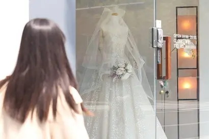 최근 웨딩업체가 예비 신혼부부들에게 선입금을 요구한 후 잠적하는 사기 사건이 연달아 발생하고 있다. 서울 시내 드레스 업체로 기사의 특정 내용과 무관하다. 사진=연합뉴스
