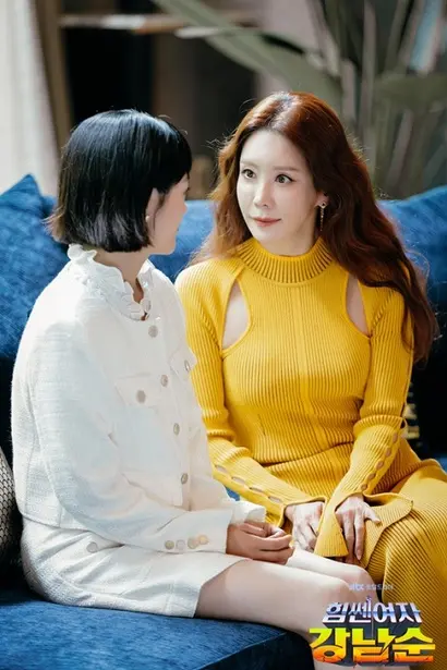 강남순의 엄마인 황금주는 이름처럼 돈에 대한 감이 남다른 인물이다. 길중간의 돈을 종잣돈 삼아 대한민국 제일의 현금 부자로 거듭난 황금주는 타고난 괴력과 어마어마한 돈을 앞세워 모두가 잘사는 세상을 위해 나선다. 사진=JTBC 제공