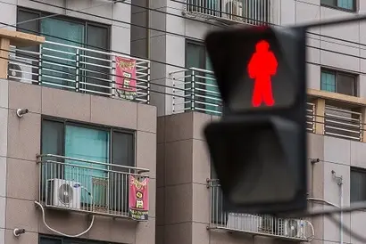 인천시 미추홀구 전세사기 피해 아파트 외벽에 피해자들의 호소문이 부착돼 있다. 사진=최준필 기자