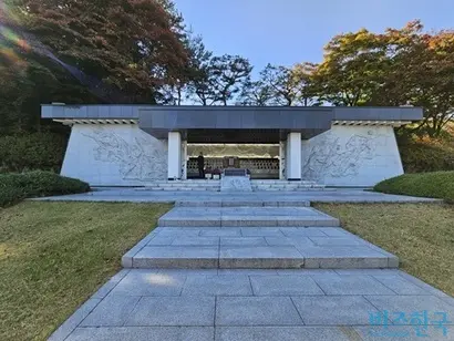 무후선열제단은 경사로 없이 계단으로만 올라갈 수 있어 휠체어 이용객은 참배가 어렵다. 사진=김초영 기자