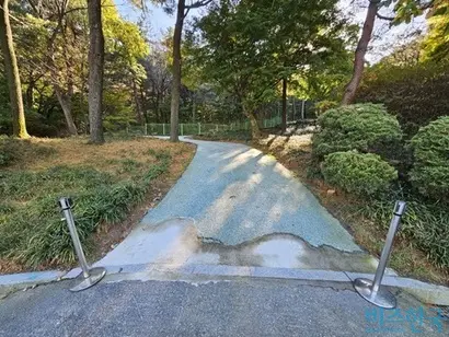 박정희 대통령 묘소 경사로. 별도의 안내표지가 없다 보니 어떤 길인지 알기 어려웠다. 사진=김초영 기자