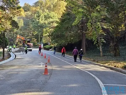 박정희 대통령 묘역 인근. 공사가 진행되고 있어 보행자들이 주차 공간으로 다니고 있다. 사진=김초영 기자