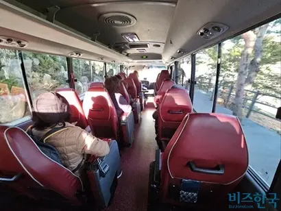 순환 셔틀버스 내부. 계단이 있는 데다 공간이 협소해 휠체어 이용객의 탑승이 어렵다. 사진=김초영 기자