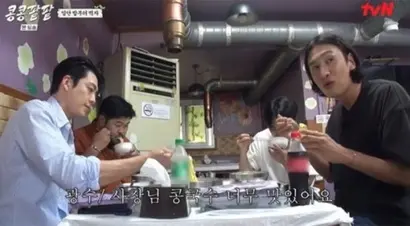 농사만큼이나 이들이 진심을 보이는 것은 메뉴 선정. 매번 진심으로 메뉴를 정하는데, 심지어 많이 먹는다. ‘맛있어서 화가 날 지경’이라는 이광수의 말을 들으며 인제군에 두부 먹으러 가고 싶다는 생각을 한 게 나만은 아닐 것. 사진=tvN 제공