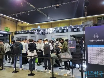 엔씨소프트 부스에 신작 LLL, 배틀크러쉬, 프로젝트 BSS를 시연하려는 관객들이 줄을 섰다. 사진=심지영 기자