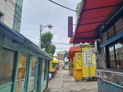 첫 결합개발 사업지인 한강로 도시환경정비구역에서 관할 지자체에 구역지정 직권해제를 요청하며 사업 중단 움직임이 본격화되고 있다. 한강로 구역 내 전쟁기념관 앞 노후주택가(위)와 이태원로 남측 먹자골목. 사진=강은경