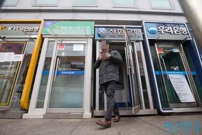 서울시 용산구에 위치한 은행 ATM를 시민들이 이용하고 있다. 은행권이 과도한 이익을 거두고 있다며 최근 여야 정치권이 한목소리로 횡재세 도입을 주장하고 있다. 사진=이종현 기자