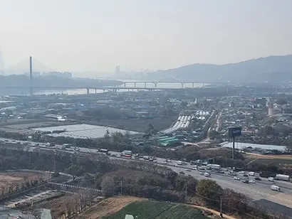 15일 국토교통부가 발표한 신규 택지 후보지 중 하나인 경기도 구리시 토평동 일대 모습. 멀리 보이는 산은 서울 광진구와의 경계인 아차산. 사진=연합뉴스