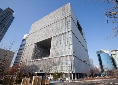 아리따움 가맹점주들이 22일 아모레퍼시픽 본사(사진)와 올리브영 본사 앞에서 집회를 열었다. 이날 집회에는 150여 명의 가맹점주가 참여했다. 사진=박정훈 기자