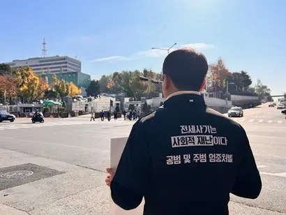 대구 신탁사기 피해자인 정태운 씨가 지난 17일 서울 용산구 대통령실 앞에서 전세사기 피해자 대책과 대통령 면담을 촉구하는 시위를 벌이는 모습. 사진=정태운 씨 제공