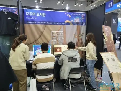 40개의 우수작이 출품된 인디쇼케이스에서 개발사 관계자가 참가자들에게 게임 설명을 하고 있다. 사진=심지영 기자