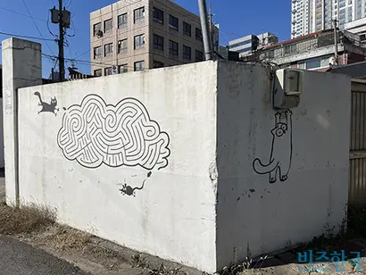 청파로89길 모퉁이에 남아있는 도시재생사업 벽화. 사진=양보연 인턴기자