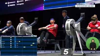 11월 26일 광주 이스포츠 경기장에서 열린 2023 전국 장애인 이스포츠 대회 결승전에서 선수들이 인도어로잉 경기에 참가한 모습. 사진=한국콘텐츠진흥원 유튜브 캡처