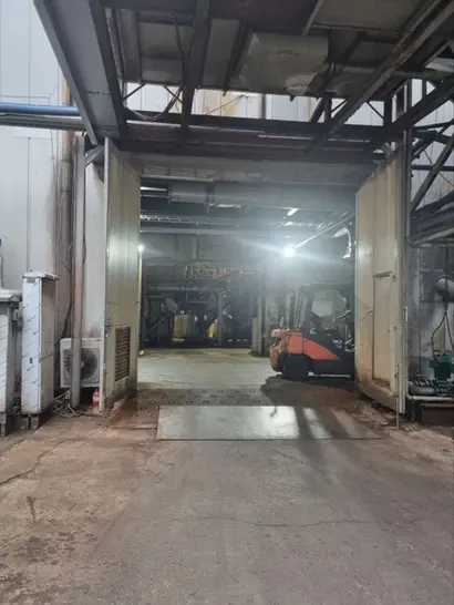 평소에는 열린 채 운영되는 공장동 문이지만 악취검사를 나오는 날은 모두 닫아 놓는다. 사진=직원 제공