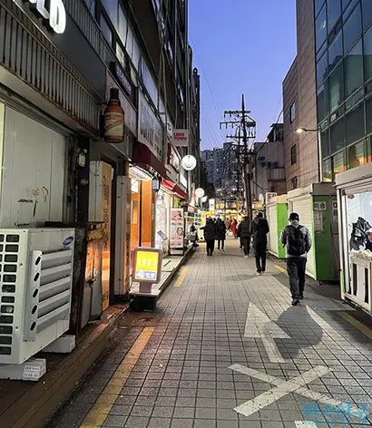 24일 오후 6시 노량진 학원거리 전경. 사진=양보연 기자