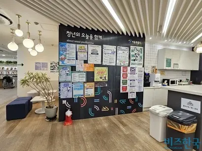 서울청년센터 ‘서초오랑’에 서울시 청년정책 관련 포스터가 붙어 있다. 사진=김초영 기자
