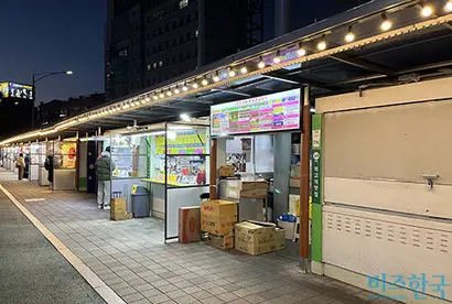 24일 오후 6시 노량진 컵밥거리 전경. 사진=양보연 기자