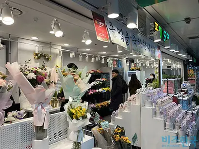 신촌역 꽃집에 다양한 연령대의 손님들로 북적인다. 사진=양보연 인턴기자