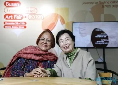 ‘2023 부산국제아트페어’에서는 ‘한인 수교 50주년 특별전’이 마련됐다. 인도 비영리단체 인코센터의 아스 라피 큐레이터(왼쪽)와 부산국제아트페어를 주최하는 케이아트국제교류협회의 허숙 이사장. 사진=박정훈 기자