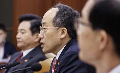 지난​ 5일 오전 서울 종로구 정부서울청사에서 열린 비상 경제장관회의 겸 물가관계장관회의에​ 참석한 추경호 부총리 겸 기획재정부 장관. 사진=연합뉴스