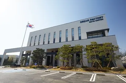 이디야커피의 생산시설 ‘드림팩토리’ 전경. 일부 가맹점주는 본사가 원두 생산시설을 만들면서 원가율 인하를 약속했으나 지켜지지 않았다고 주장한다. 사진=이디야커피 홈페이지