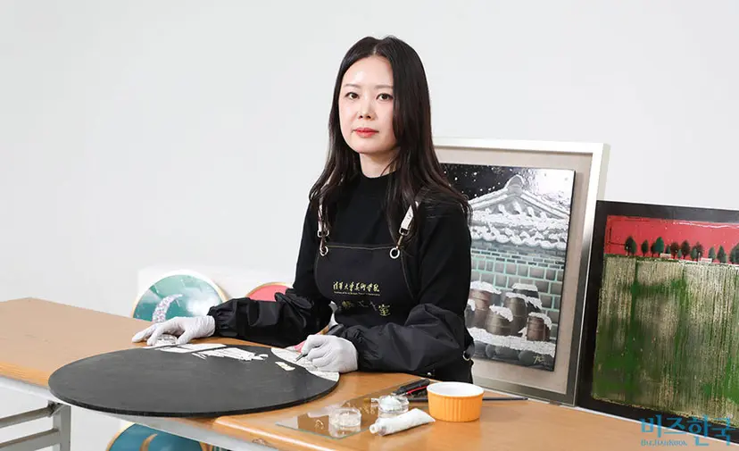 설민기 작가는 전통 옻칠 기법과 난각 등을 활용해 아련한 추억의 풍경을 그려낸다. 사진=박정훈 기자