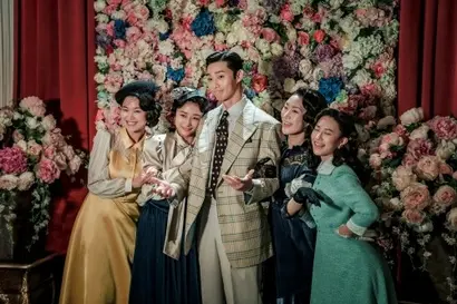 금옥당의 대주 장태상은 오직 생존을 목표로 조국이 처한 현실을 외면하고 살아왔다. ‘위대한 개츠비’를 연상케 하면서도 그 속에 지닌 아픔과 채옥과의 만남으로 변화하게 되는 과정을 담아내야 하는 만만치 않은 캐릭터이다. 사진=넷플릭스 제공