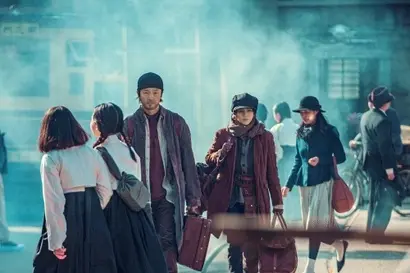 아버지와 함께 10년간 어머니를 찾아 헤맨 토두꾼 윤채옥. 만주에서부터 일제의 만행을 지켜본 인물로, 장태상과 엮이며 어머니의 행방에 대한 흔적을 찾게 된다. 사진=넷플릭스 제공