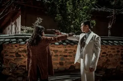 애초 ‘경성크리처’는 대세 흥행 배우 박서준과 독보적인 라이징 스타 한소희의 만남으로 화제를 모았다. 두 사람의 비주얼 케미가 궁금해 ‘경성크리처’를 시작할 이들도 많을 것으로 보인다. 사진=넷플릭스 제공