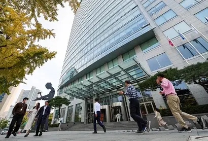 2023년 10월 태광그룹에 대한 압수수색이 진행된 서울 종로구 흥국생명 빌딩. 사진=연합뉴스
