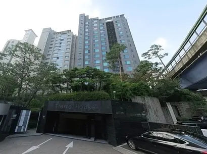 하정우 씨가 지난해 5월 50억 원에 매각한 잠원동 고급빌라 ‘띠에라하우스’. 사진=카카오맵 로드뷰 캡처