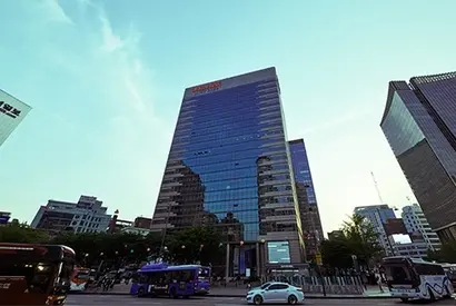 김기병 롯데관광개발 회장이 최대주주로 있는 동화면세점이 최근 본사가 위치한 서울 광화문빌딩(사진) 일부를 370억 원에 매각한 것으로 확인됐다. 사진=동화면세점 홈페이지