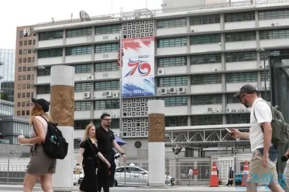 2023년 7월 서울 종로구 미국대사관에 한미동맹 70주년 현수막이 설치된 모습. 최근 미국 비자 수수료 지불 과정에서 카드 결제 오류 사례가 늘어나고 있다. 사진=임준선 기자