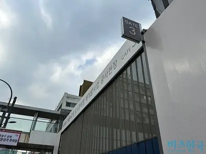 세운상가(위)와 인접한 세운4구역 재개발 공사현장. 사진=강은경 기자