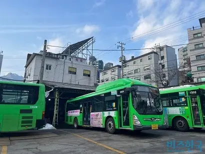 차고지엔 대형 버스뿐 아니라 인화물질을 취급하는 각종 정비시설이 함께 있다. 시설이 지하화되면 화재에 취약할 것이란 우려가 나오는 이유다. 사진=전다현 기자