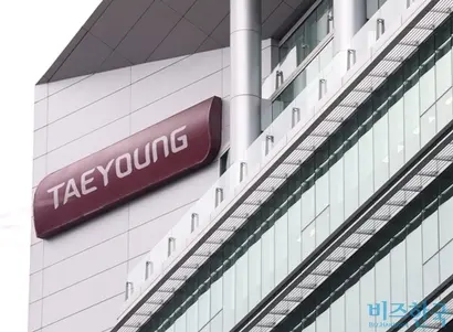윤석민 태영그룹 회장과 부인 이상희 여사, 윤세영 태영그룹 창업회장 등이 태영건설 인적분할 이후인 지난 3년간 태영건설에서 138억 원 넘는 수익을 거둔 것으로 나타났다. 서울 여의도 태영건설 본사. 사진= 박은숙 기자