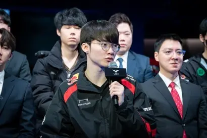 T1 소속의 ‘페이커’ 이상혁 선수가 1월 10일 롤파크에서 열린 2024 LCK 스프링 미디어데이에서 취재진의 질문에 답하고 있다. 사진=LCK 제공