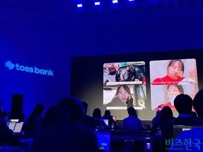 18일 토스뱅크 기자회견에 참석해 토스뱅크 외환서비스 장점을 설명한 경제 유튜버 슈카(위)와 여행 유튜버 쏘이. 사진=전다현 기자